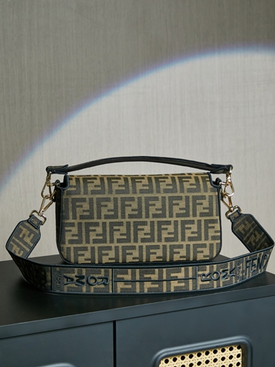 フェンディバッグ側面デザイン